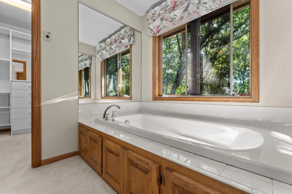 17707 Kingsbury Circle Lakeville, MN 55044