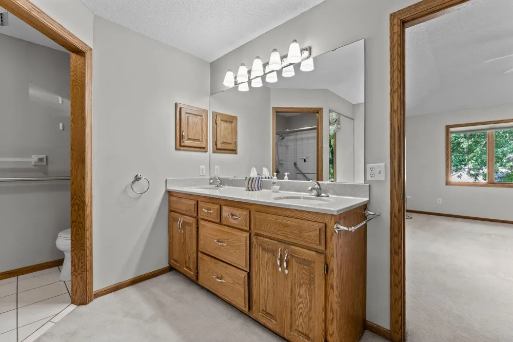 17707 Kingsbury Circle Lakeville, MN 55044
