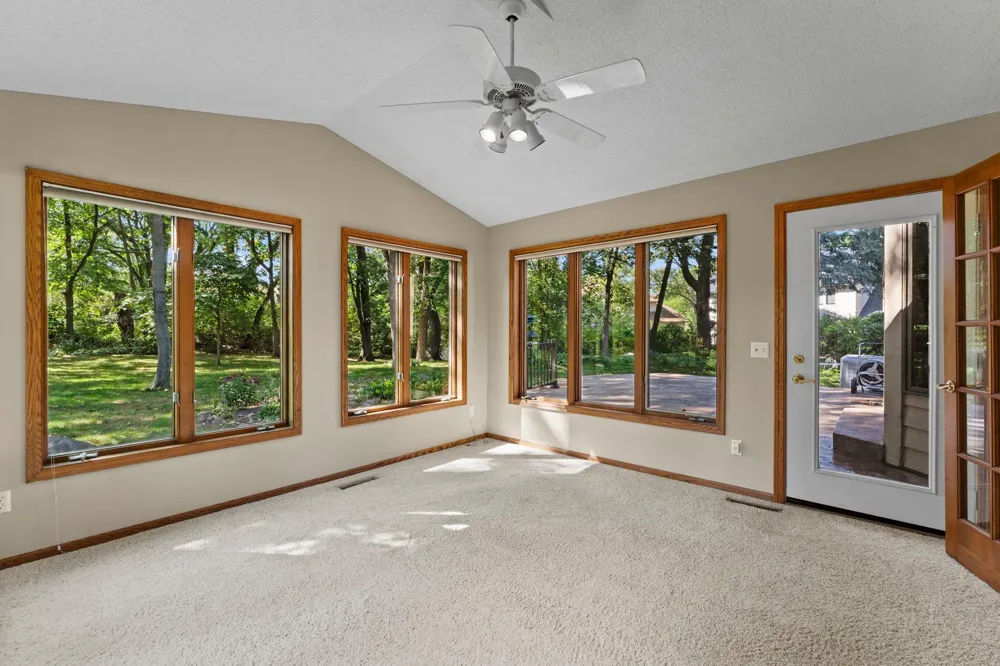 17707 Kingsbury Circle Lakeville, MN 55044