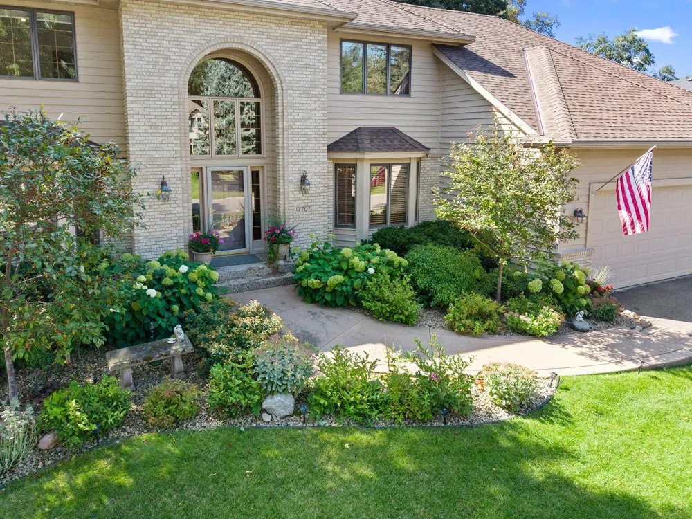 17707 Kingsbury Circle Lakeville, MN 55044