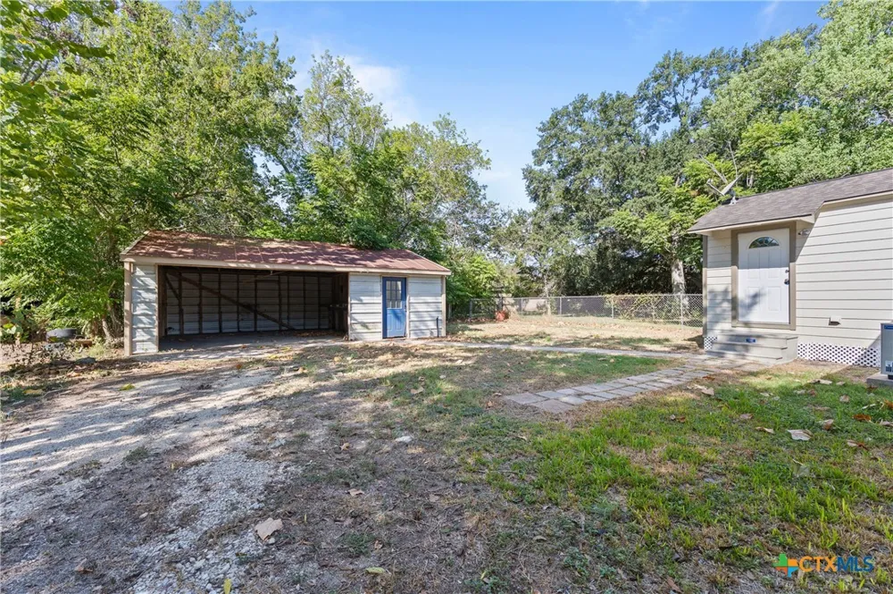 607 Hanover Street Edna, TX 77957