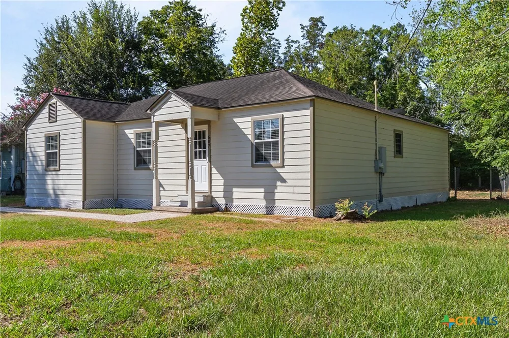 607 Hanover Street Edna, TX 77957