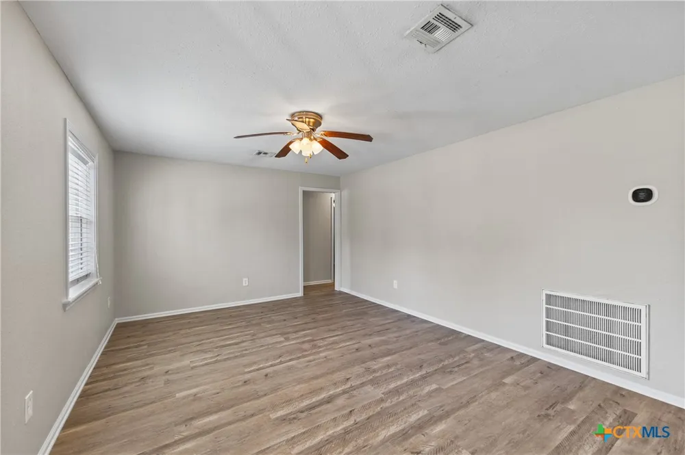 607 Hanover Street Edna, TX 77957