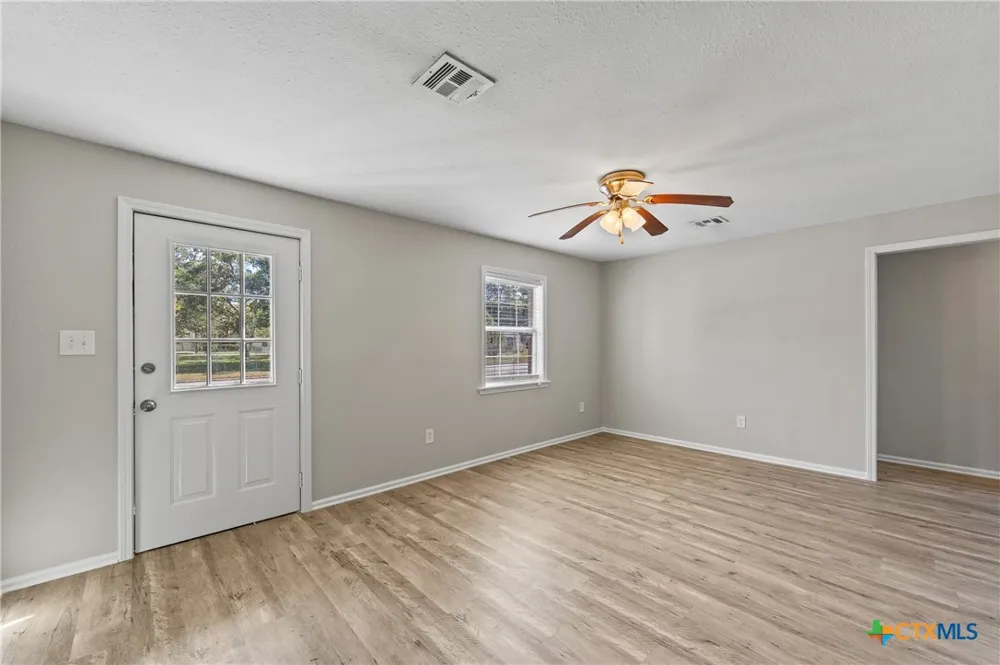 607 Hanover Street Edna, TX 77957