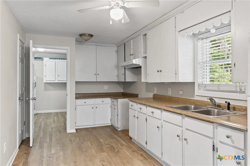 607 Hanover Street Edna, TX 77957