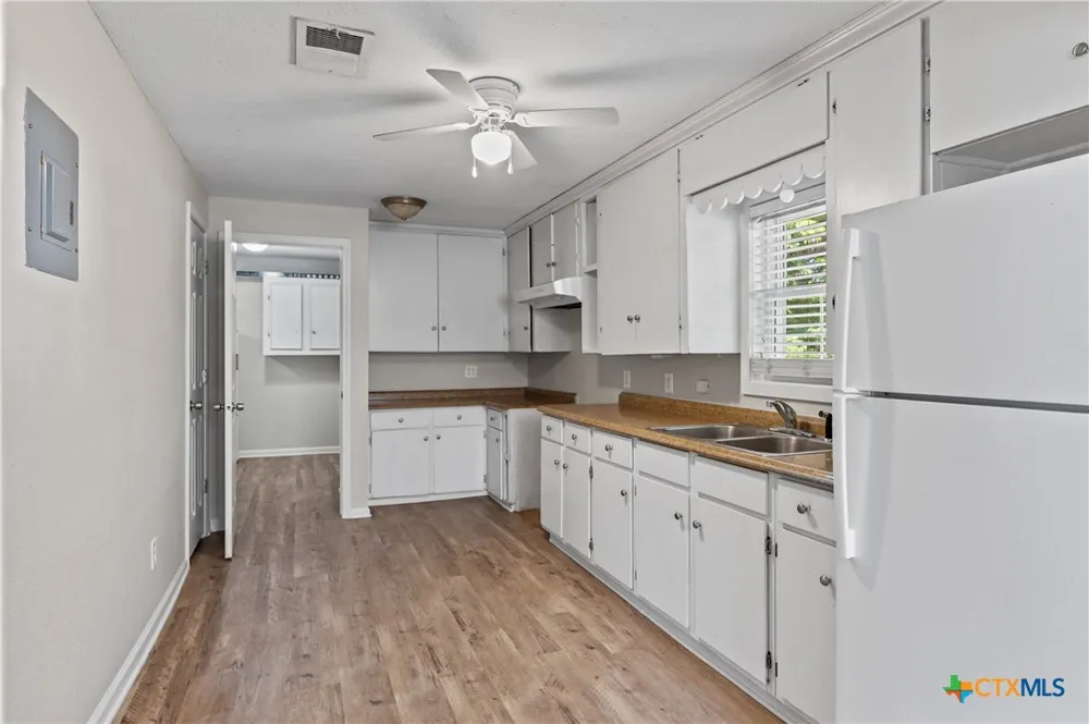 607 Hanover Street Edna, TX 77957