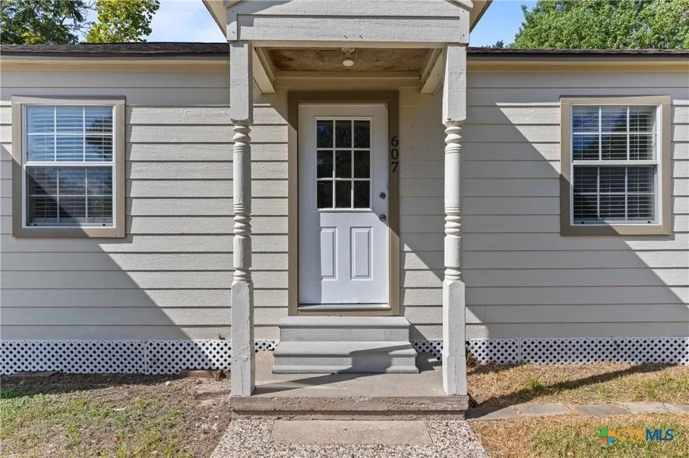607 Hanover Street Edna, TX 77957