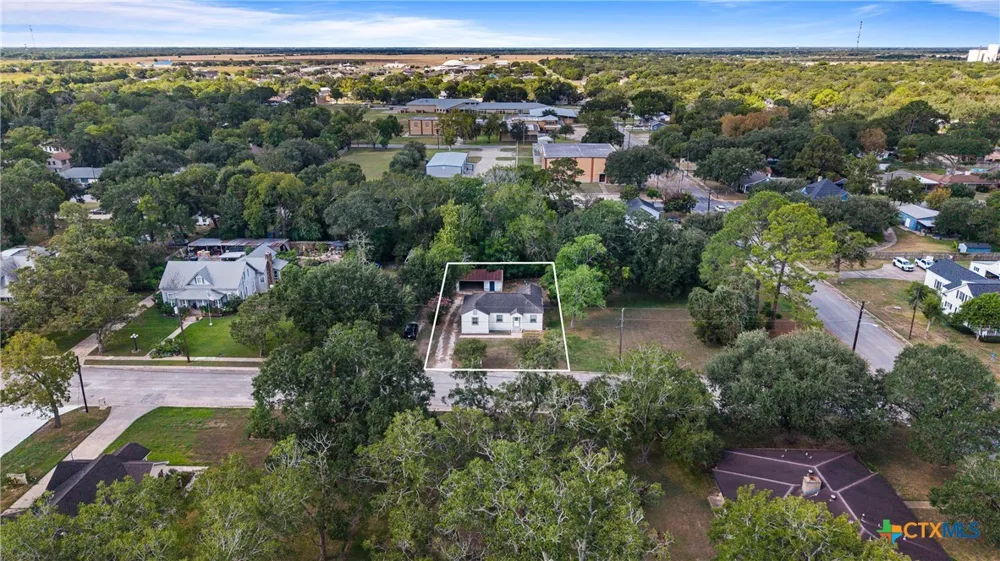 607 Hanover Street Edna, TX 77957
