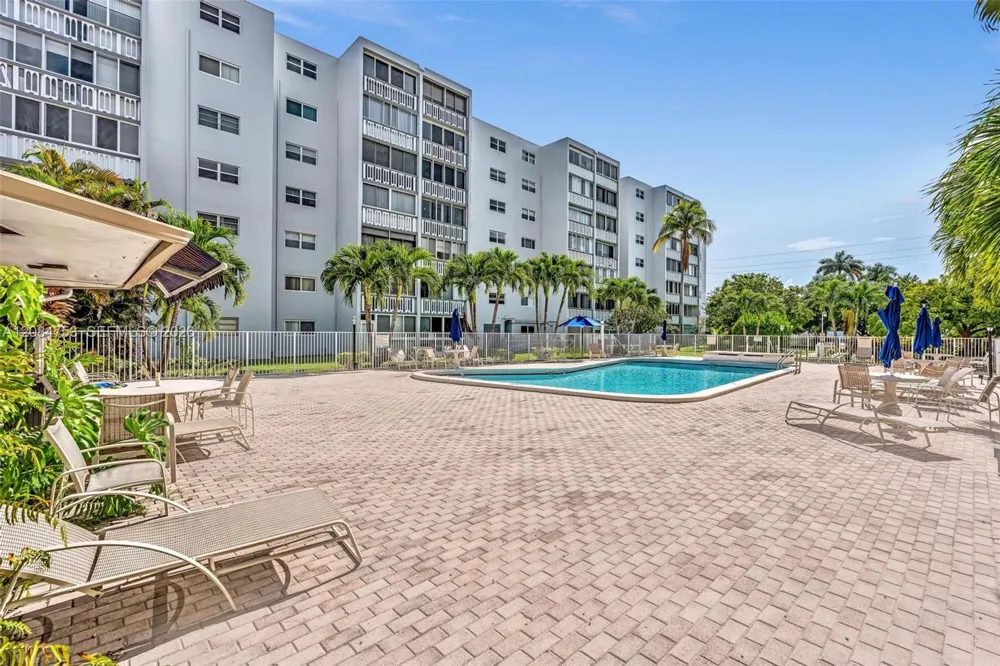 610 NE 12th Ave #206 Hallandale Beach, FL 33009