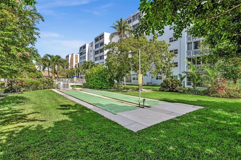610 NE 12th Ave #206 Hallandale Beach, FL 33009