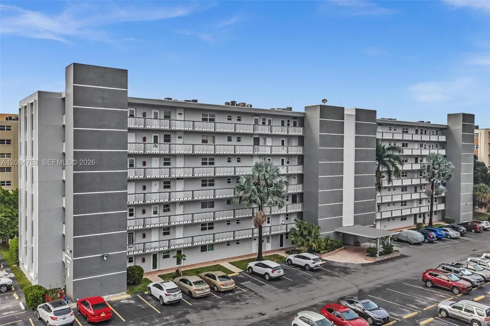610 NE 12th Ave #206 Hallandale Beach, FL 33009