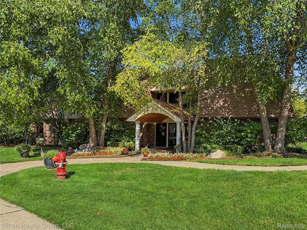 1699 Brentwood Drive Troy City, MI 48098