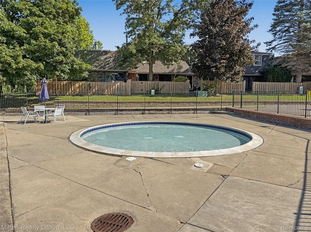 1699 Brentwood Drive Troy City, MI 48098