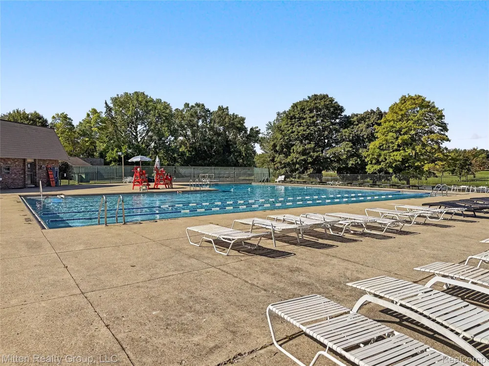 1699 Brentwood Drive Troy City, MI 48098