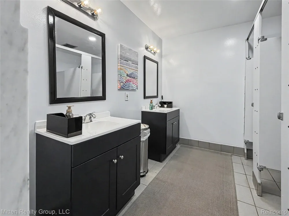 1699 Brentwood Drive Troy City, MI 48098