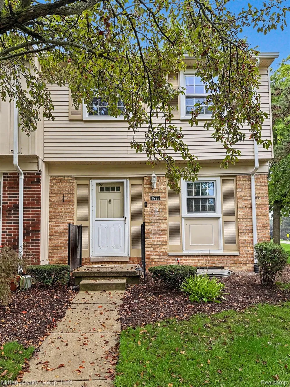 1699 Brentwood Drive Troy City, MI 48098