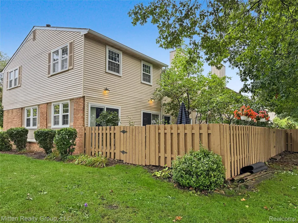 1699 Brentwood Drive Troy City, MI 48098