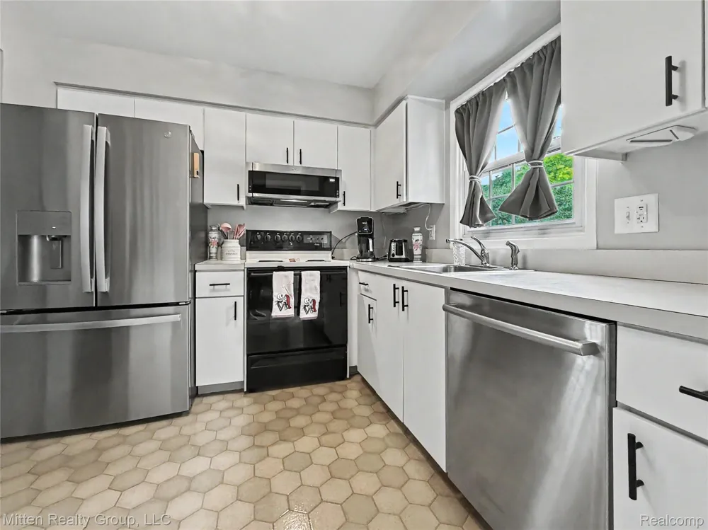 1699 Brentwood Drive Troy City, MI 48098