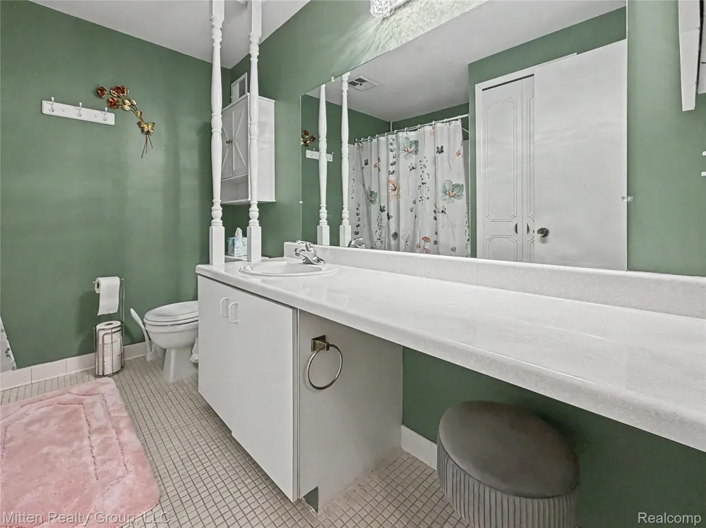 1699 Brentwood Drive Troy City, MI 48098