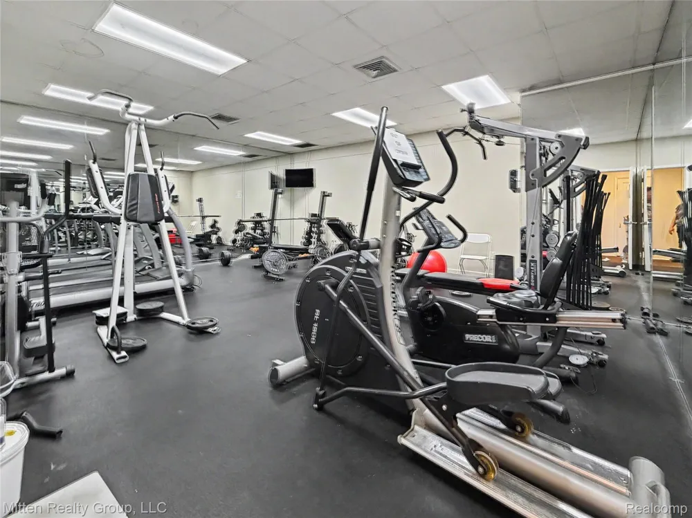 1699 Brentwood Drive Troy City, MI 48098