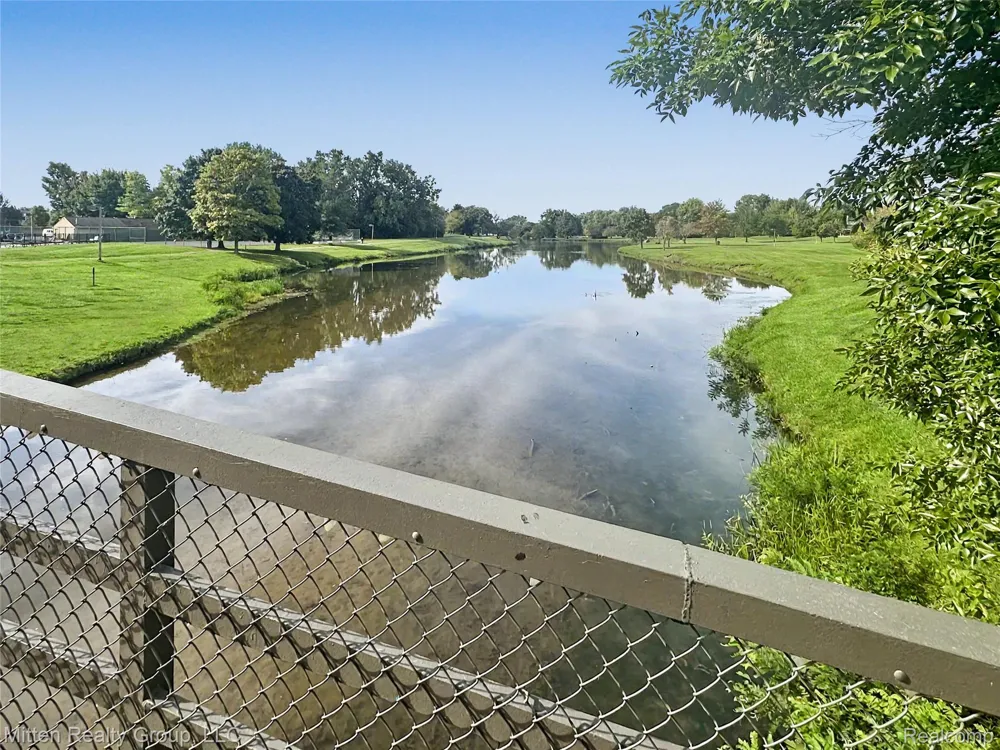 1699 Brentwood Drive Troy City, MI 48098
