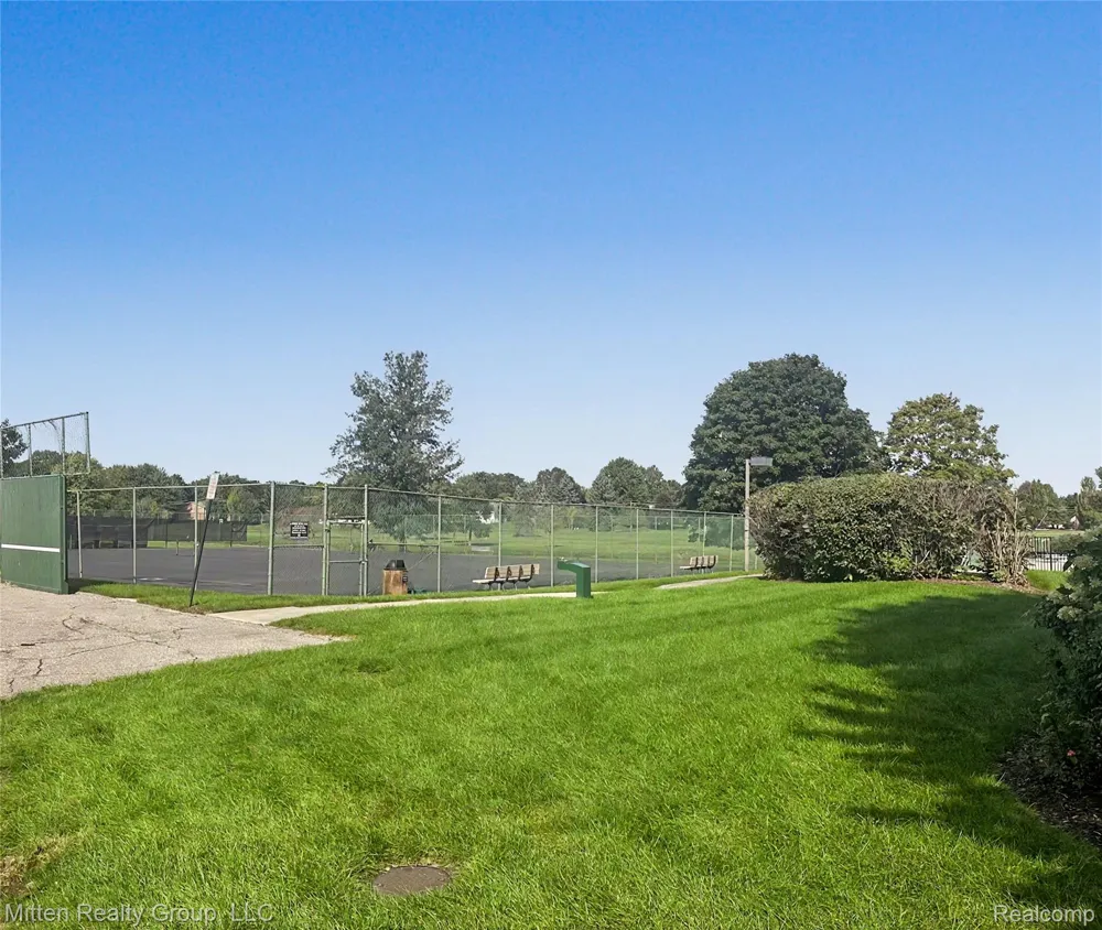 1699 Brentwood Drive Troy City, MI 48098