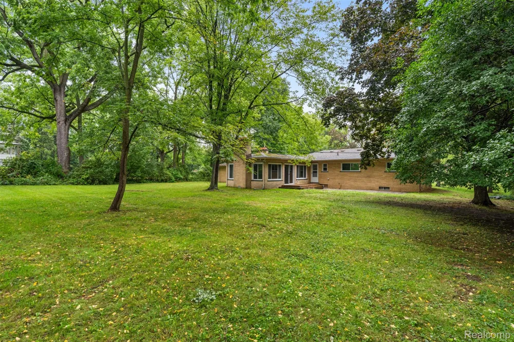1175 South Boulevard W Troy City, MI 48098