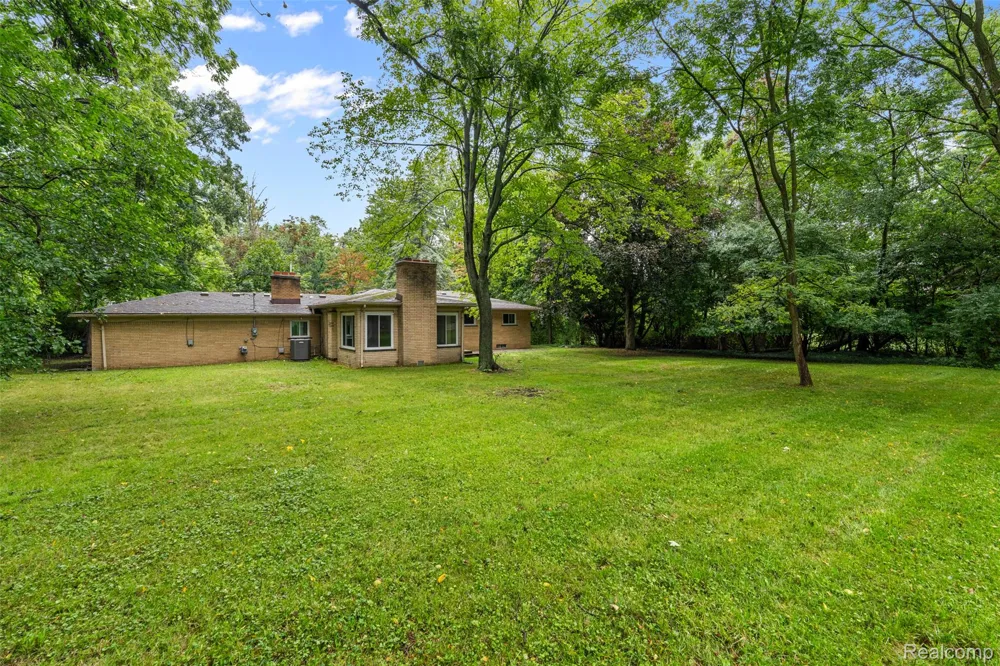 1175 South Boulevard W Troy City, MI 48098