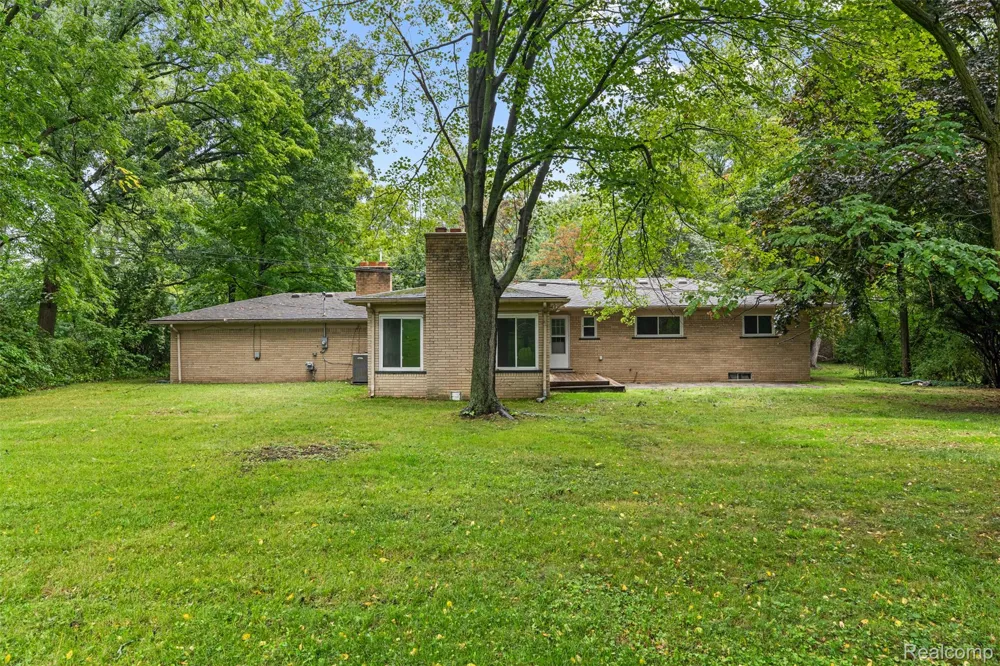 1175 South Boulevard W Troy City, MI 48098