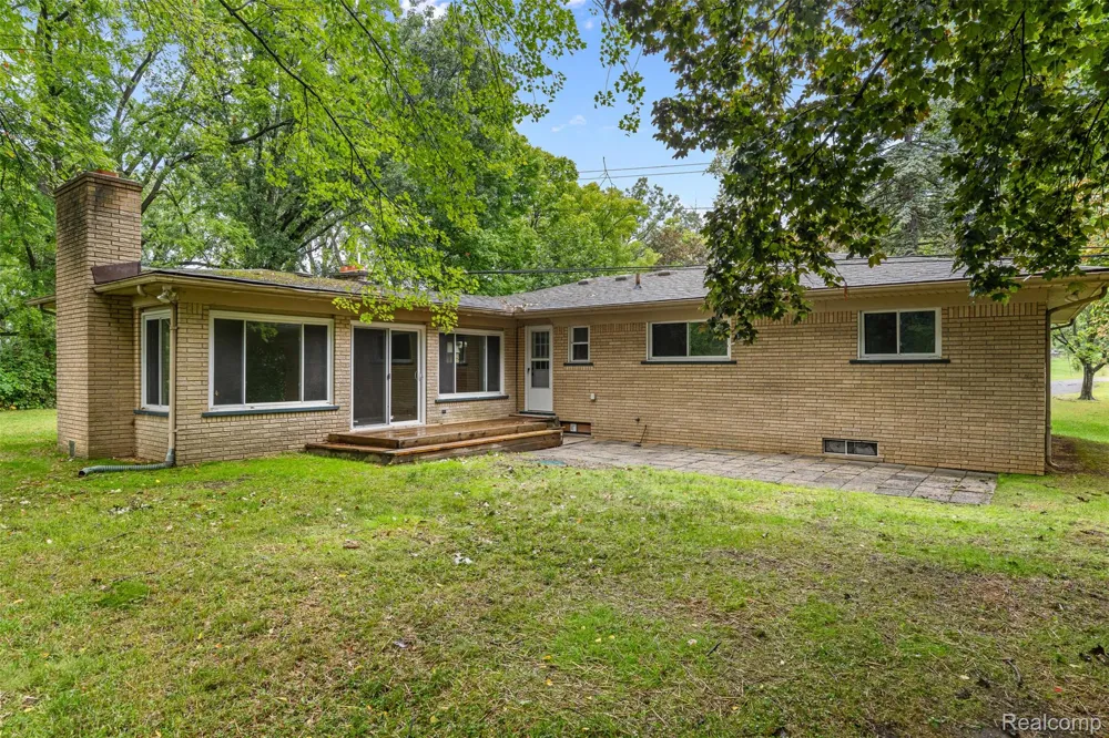 1175 South Boulevard W Troy City, MI 48098