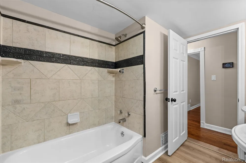1175 South Boulevard W Troy City, MI 48098