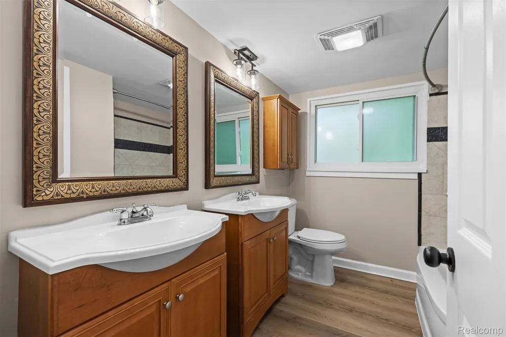 1175 South Boulevard W Troy City, MI 48098