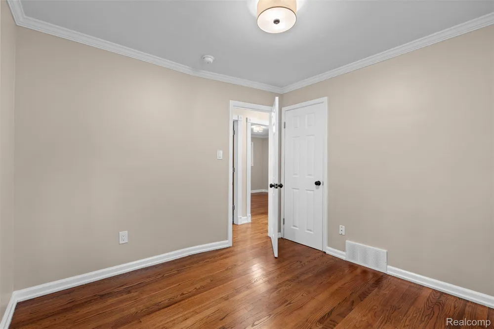 1175 South Boulevard W Troy City, MI 48098