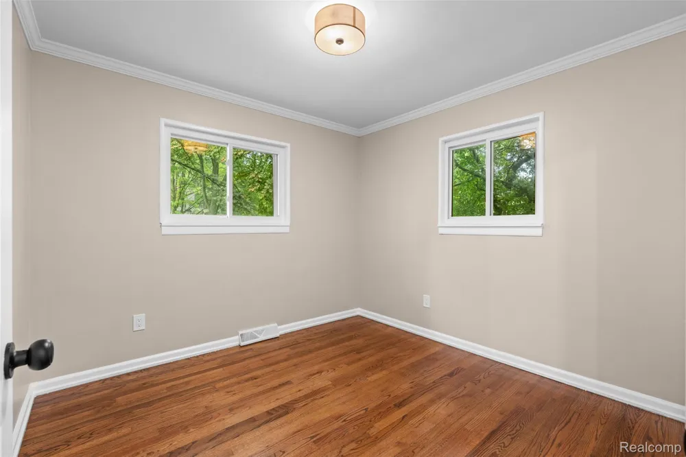 1175 South Boulevard W Troy City, MI 48098