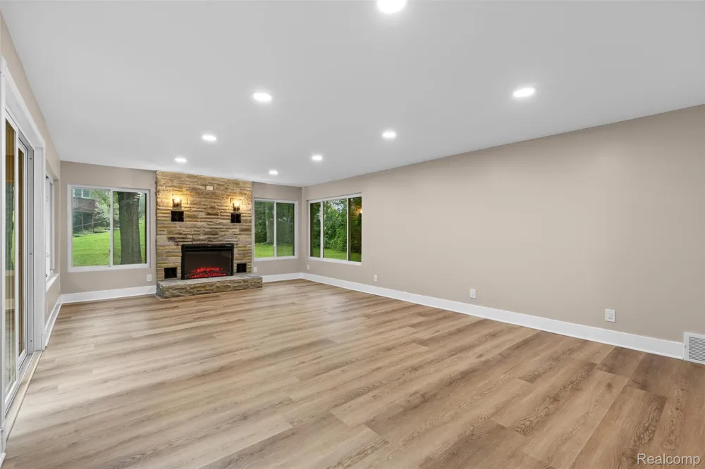 1175 South Boulevard W Troy City, MI 48098