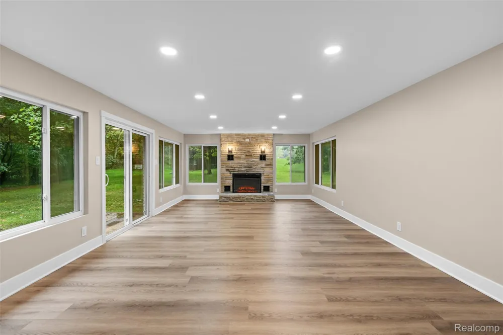1175 South Boulevard W Troy City, MI 48098