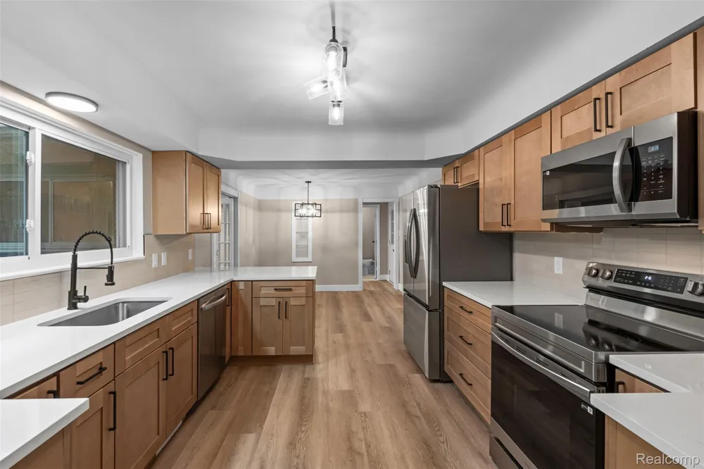 1175 South Boulevard W Troy City, MI 48098