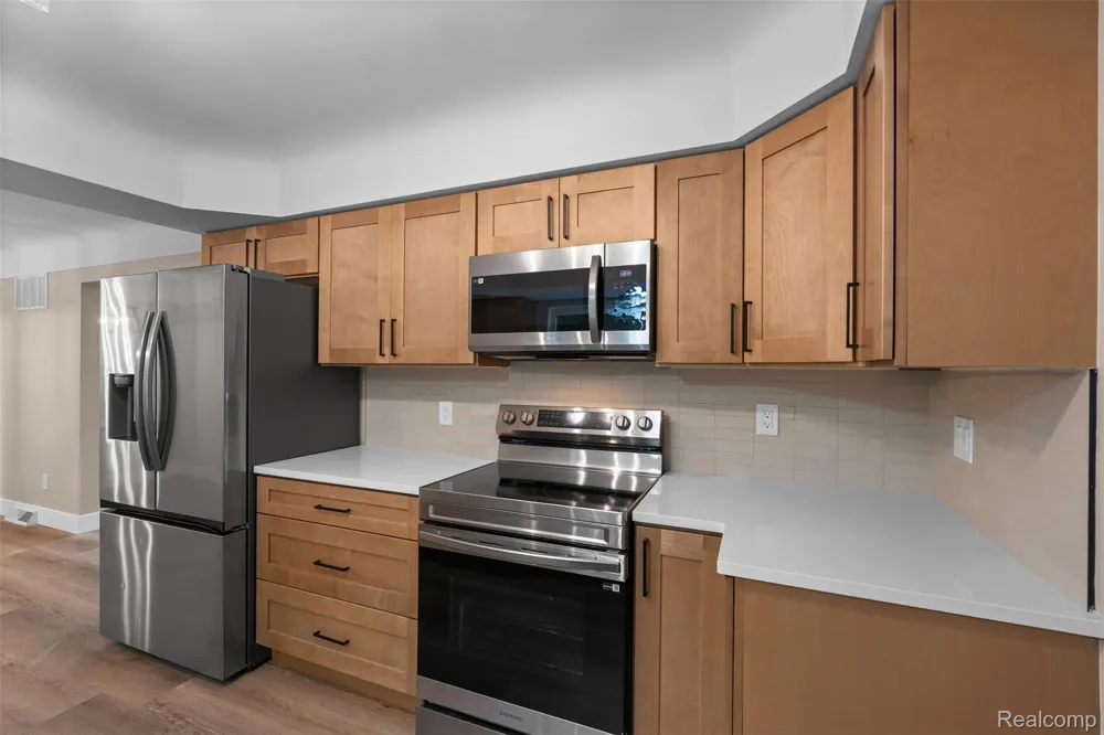 1175 South Boulevard W Troy City, MI 48098