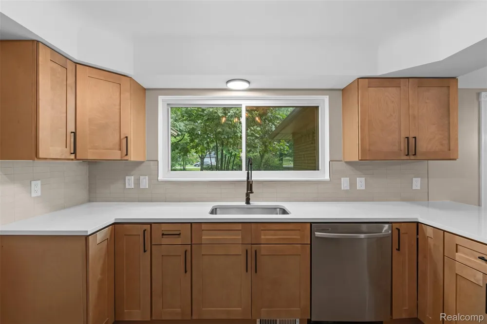 1175 South Boulevard W Troy City, MI 48098