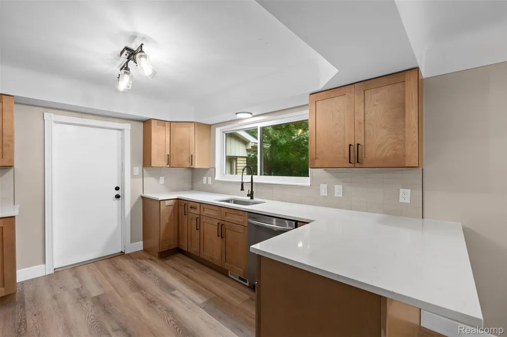 1175 South Boulevard W Troy City, MI 48098