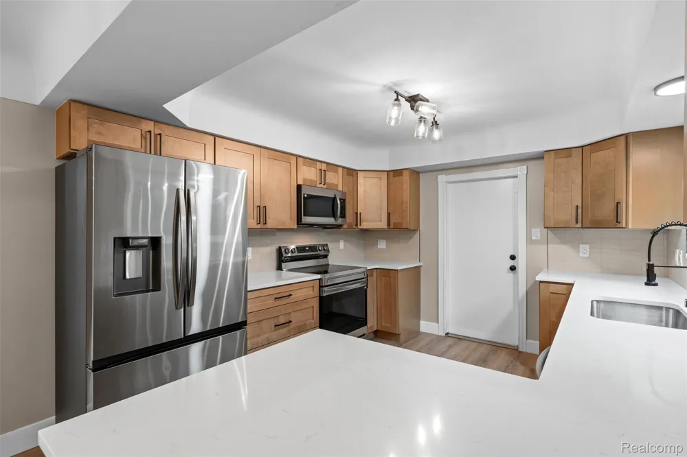 1175 South Boulevard W Troy City, MI 48098