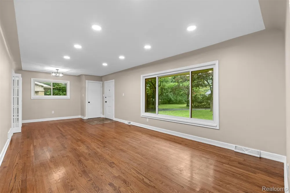 1175 South Boulevard W Troy City, MI 48098