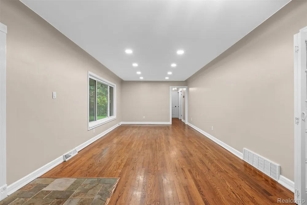 1175 South Boulevard W Troy City, MI 48098