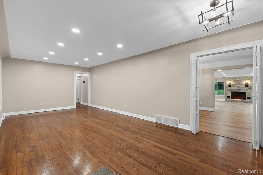 1175 South Boulevard W Troy City, MI 48098