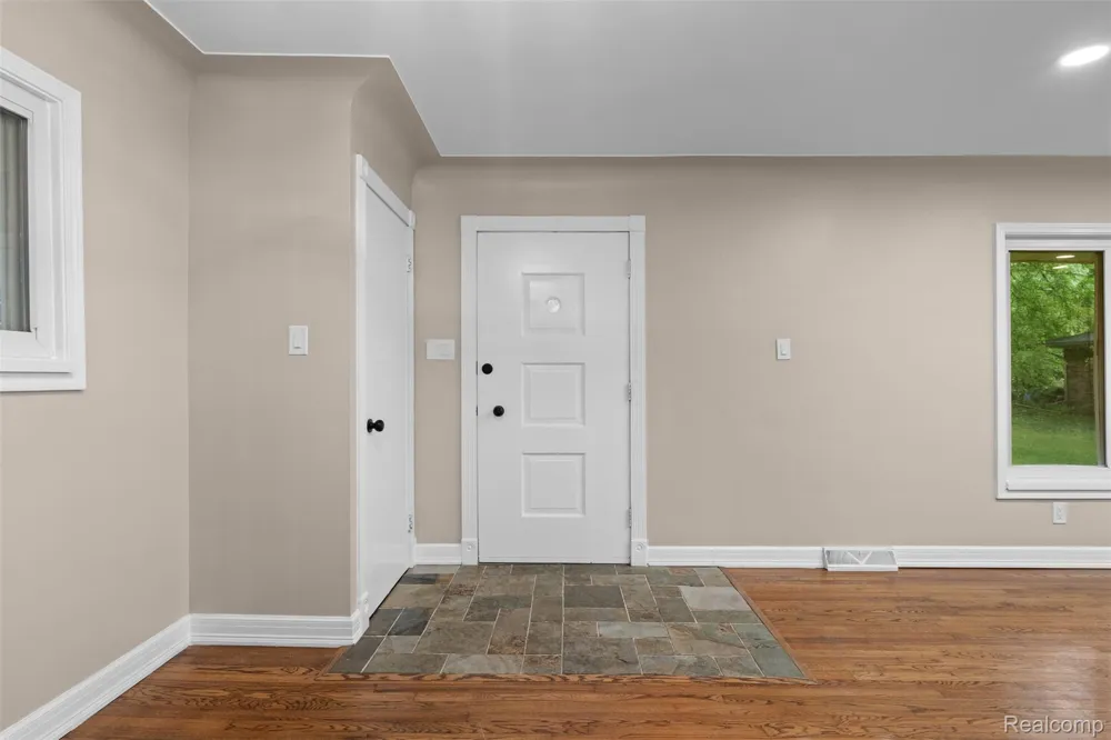 1175 South Boulevard W Troy City, MI 48098