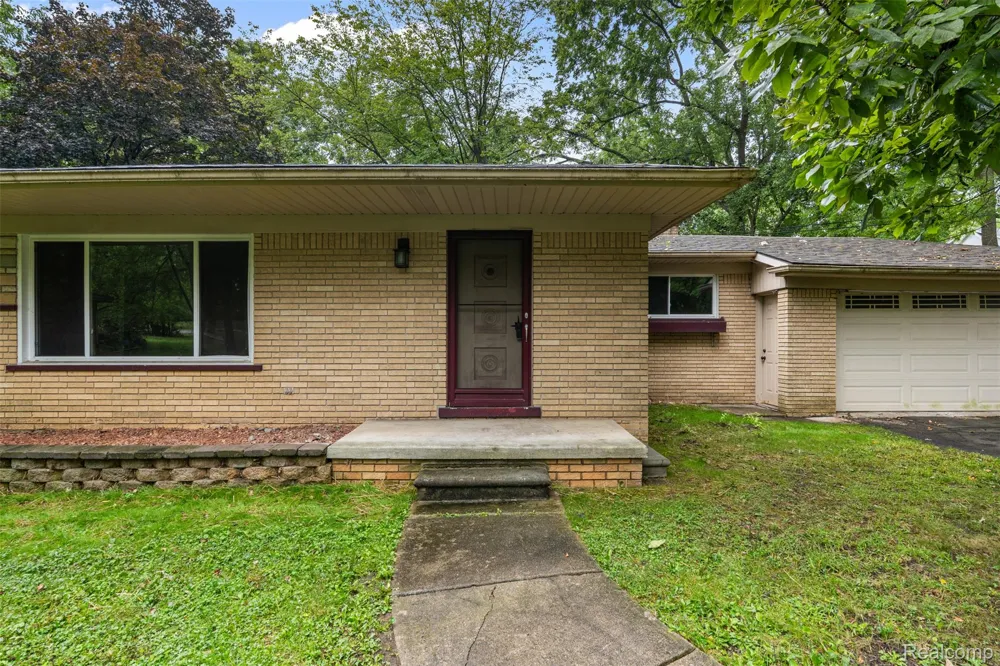 1175 South Boulevard W Troy City, MI 48098