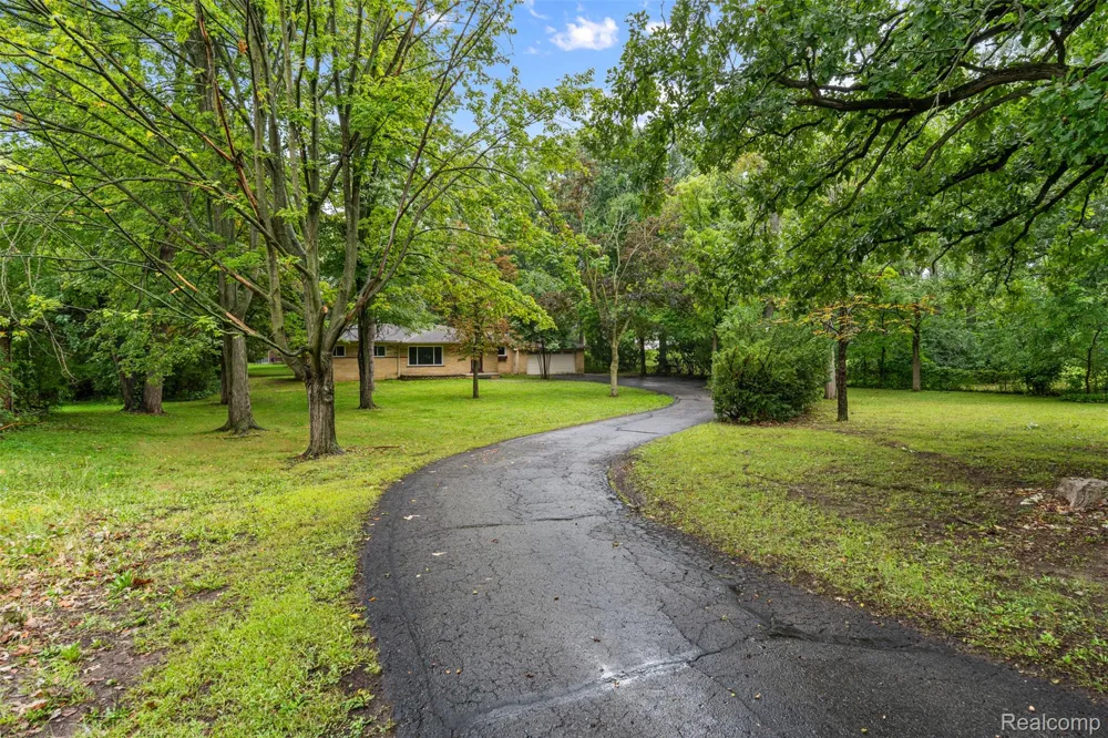 1175 South Boulevard W Troy City, MI 48098