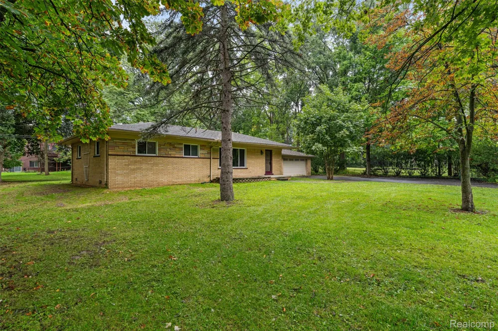 1175 South Boulevard W Troy City, MI 48098