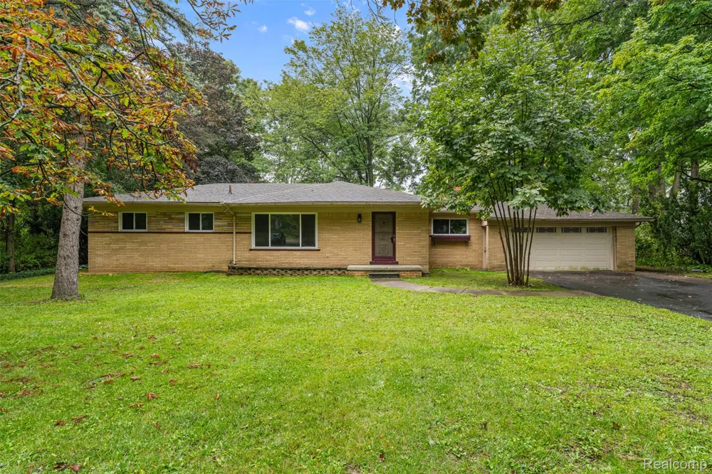 1175 South Boulevard W Troy City, MI 48098