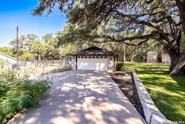 8621 INDIAN HILLS LN Boerne, TX 78006